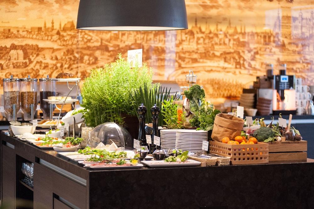 Q Hotel Plus Krakow Bagian luar foto
