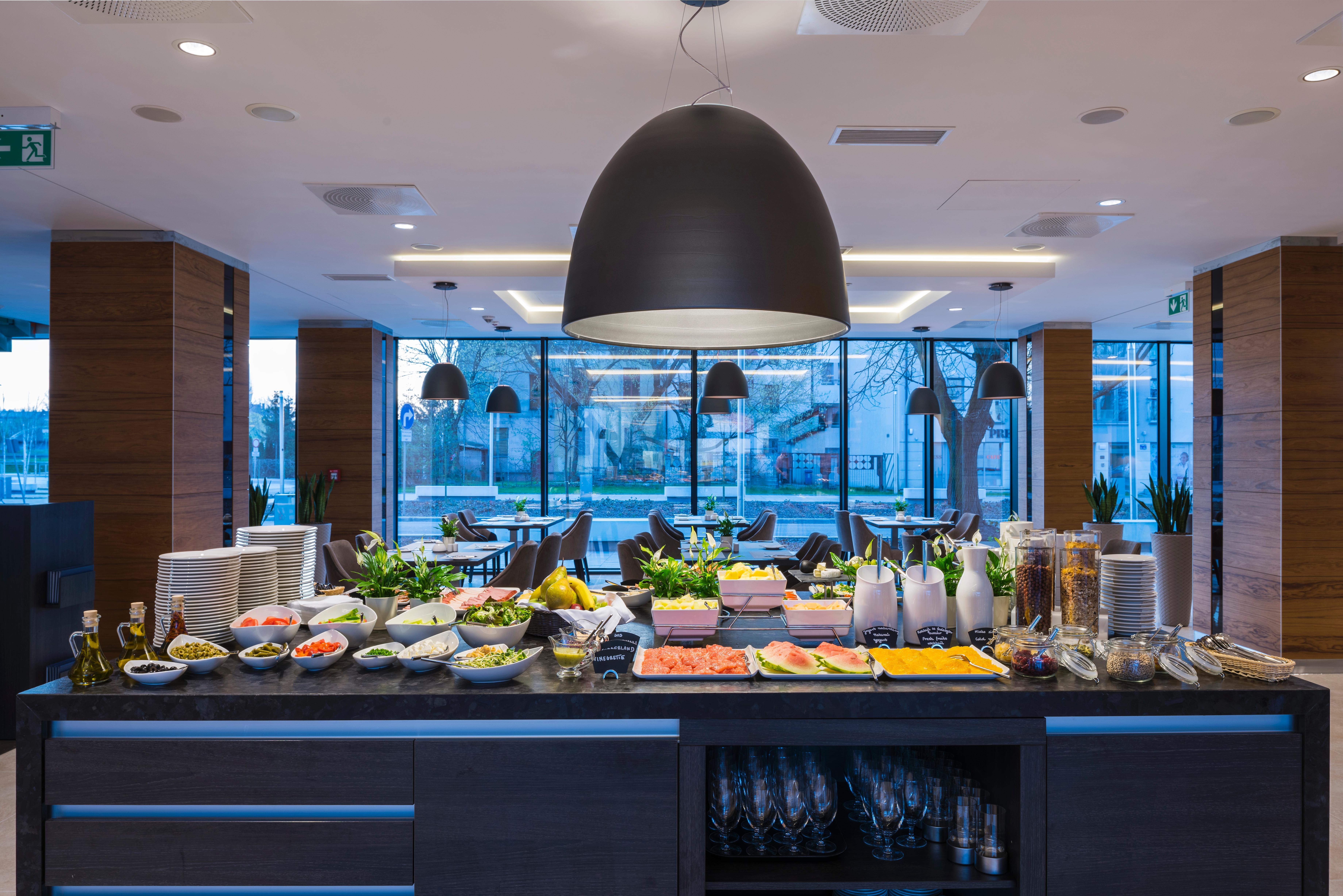 Q Hotel Plus Krakow Bagian luar foto