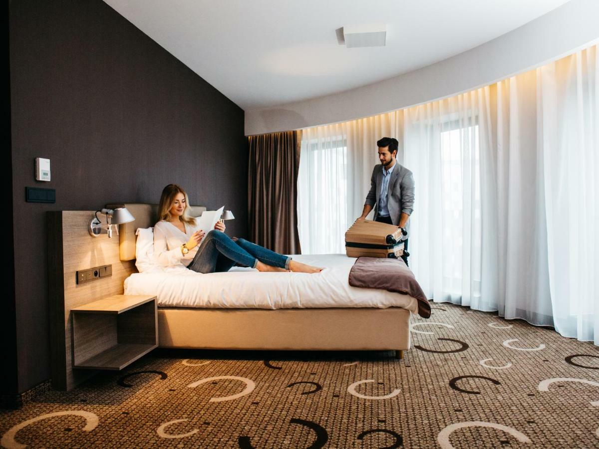 Q Hotel Plus Krakow Bagian luar foto